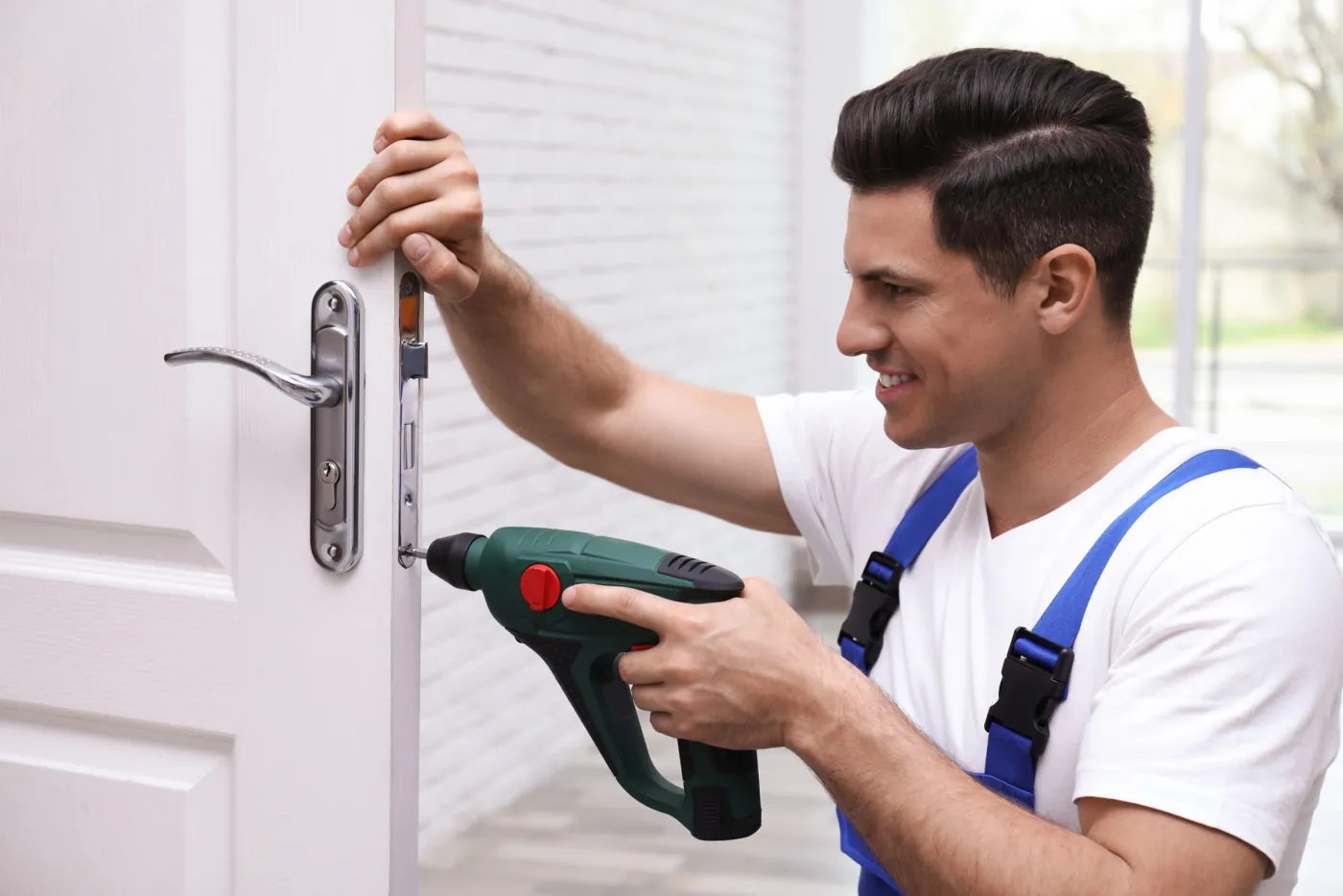 Serrurier de notre équipe posant une serrure de porte à Houilles (78800)