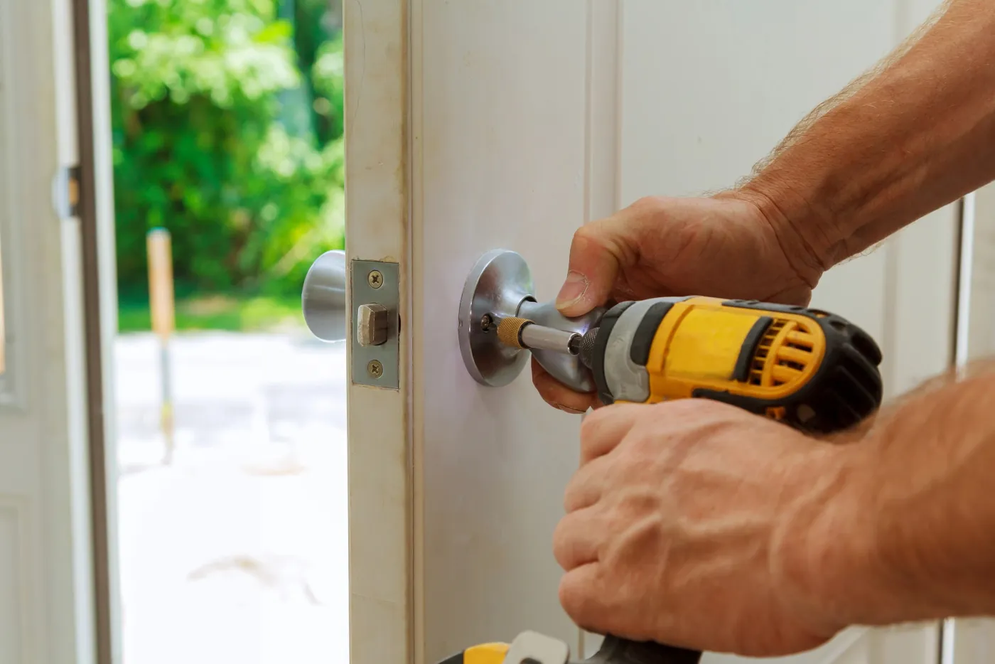 Pose d'un cylindre de serrure sur une porte à Houilles