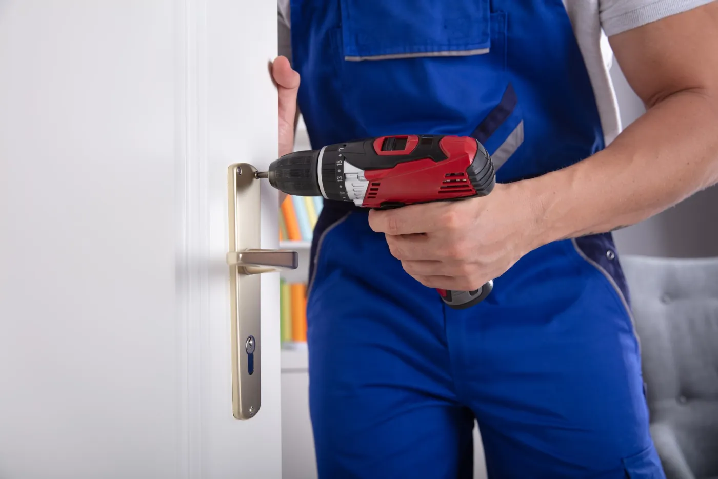 Serrurier de l'équipe renforçant la serrure d'une porte à Houilles